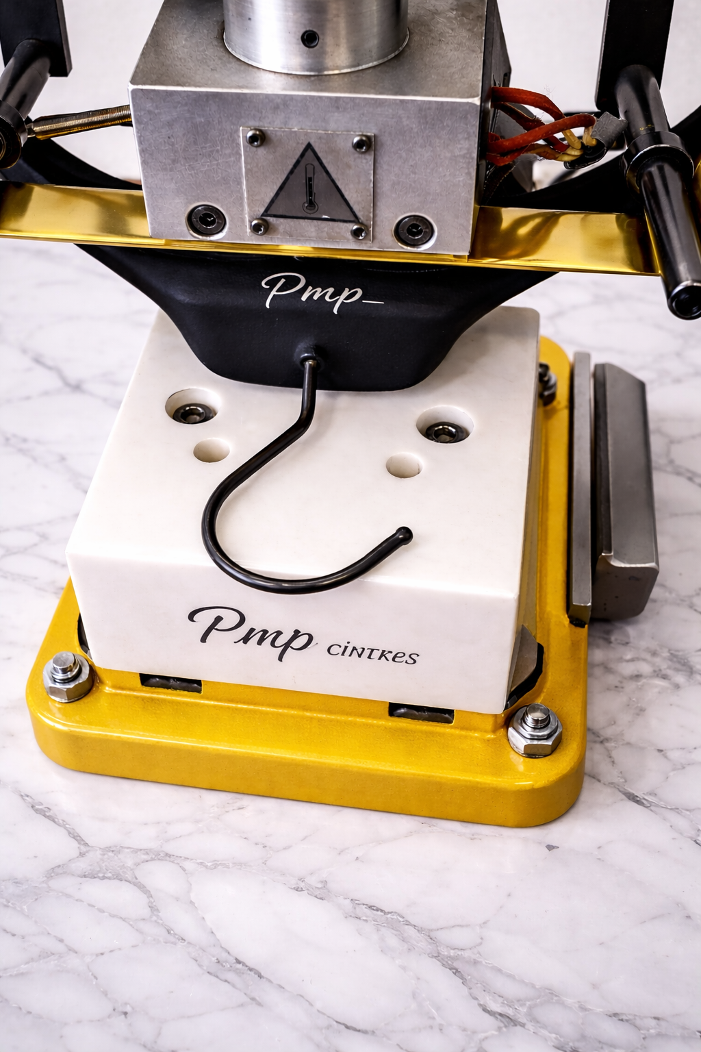 Marquage artisanal sur cintre velours